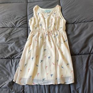 This item is a beautiful white dress with colorful birds on it🦜🦜🦜